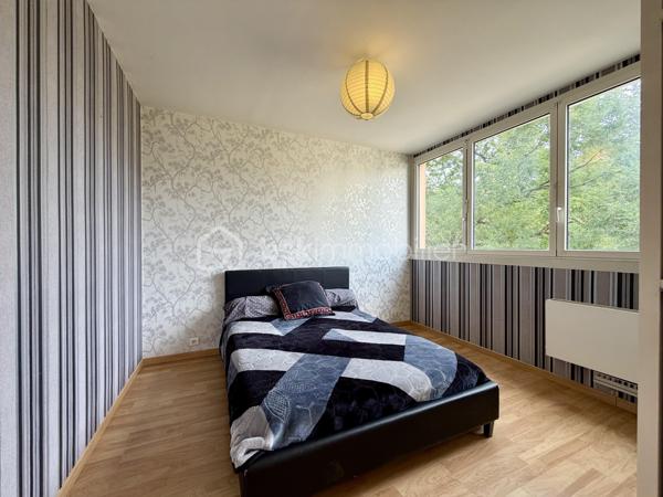 Un appartement fonctionnel offrant de beaux volumes, de nombreux rangements et un cadre de vie pratique au quotidien.

Situé au 2ᵉ étage avec ascenseur d’une résidence entretenue datant de 1973, cet appartement T3 de 67,36 m² bénéficie d’une situation pratique, à proximité du Super U Corgnac, du Parc des Sports, des commerces, des établissements scolaires et des transports en commun.

La résidence dispose d’un gardien, contribuant au bon entretien des parties communes et au confort des occupants.

L’appartement se distingue par une distribution agréable, une belle luminosité et des prestations recherchées.
Il se compose de :

- Une entrée avec accès à une buanderie indépendante
- Un WC séparé
- Une salle d’eau
- Un dégagement avec de grands placards offrant une belle capacité de rangement
- Une pièce de vie lumineuse ouvrant sur un balcon avec vue dégagée
- Une cuisine indépendante aménagée et équipée
- Deux chambres avec placards intégrés


Les atouts du bien :

✓ Appartement lumineux avec balcon
✓ Vue dégagée
✓ Résidence avec ascenseur et gardien
✓ Cave privative
✓ Double vitrage
✓ DPE classé C
✓ Chauffage collectif au gaz
✓ Nombreux rangements
✓ Charges maîtrisées
✓ Proximité des commerces, écoles et transports


Grâce à son agencement fonctionnel, ses équipements et son bon niveau de confort, cet appartement représente une opportunité intéressante aussi bien pour une résidence principale que pour un investissement locatif.

Un bien à découvrir pour apprécier ses volumes, sa luminosité et les nombreux avantages qu’il propose au quotidien.