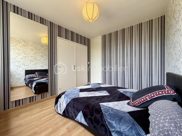 Un appartement fonctionnel offrant de beaux volumes, de nombreux rangements et un cadre de vie pratique au quotidien.

Situé au 2ᵉ étage avec ascenseur d’une résidence entretenue datant de 1973, cet appartement T3 de 67,36 m² bénéficie d’une situation pratique, à proximité du Super U Corgnac, du Parc des Sports, des commerces, des établissements scolaires et des transports en commun.

La résidence dispose d’un gardien, contribuant au bon entretien des parties communes et au confort des occupants.

L’appartement se distingue par une distribution agréable, une belle luminosité et des prestations recherchées.
Il se compose de :

- Une entrée avec accès à une buanderie indépendante
- Un WC séparé
- Une salle d’eau
- Un dégagement avec de grands placards offrant une belle capacité de rangement
- Une pièce de vie lumineuse ouvrant sur un balcon avec vue dégagée
- Une cuisine indépendante aménagée et équipée
- Deux chambres avec placards intégrés


Les atouts du bien :

✓ Appartement lumineux avec balcon
✓ Vue dégagée
✓ Résidence avec ascenseur et gardien
✓ Cave privative
✓ Double vitrage
✓ DPE classé C
✓ Chauffage collectif au gaz
✓ Nombreux rangements
✓ Charges maîtrisées
✓ Proximité des commerces, écoles et transports


Grâce à son agencement fonctionnel, ses équipements et son bon niveau de confort, cet appartement représente une opportunité intéressante aussi bien pour une résidence principale que pour un investissement locatif.

Un bien à découvrir pour apprécier ses volumes, sa luminosité et les nombreux avantages qu’il propose au quotidien.