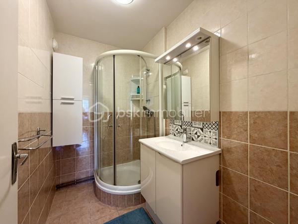 Un appartement fonctionnel offrant de beaux volumes, de nombreux rangements et un cadre de vie pratique au quotidien.

Situé au 2ᵉ étage avec ascenseur d’une résidence entretenue datant de 1973, cet appartement T3 de 67,36 m² bénéficie d’une situation pratique, à proximité du Super U Corgnac, du Parc des Sports, des commerces, des établissements scolaires et des transports en commun.

La résidence dispose d’un gardien, contribuant au bon entretien des parties communes et au confort des occupants.

L’appartement se distingue par une distribution agréable, une belle luminosité et des prestations recherchées.
Il se compose de :

- Une entrée avec accès à une buanderie indépendante
- Un WC séparé
- Une salle d’eau
- Un dégagement avec de grands placards offrant une belle capacité de rangement
- Une pièce de vie lumineuse ouvrant sur un balcon avec vue dégagée
- Une cuisine indépendante aménagée et équipée
- Deux chambres avec placards intégrés


Les atouts du bien :

✓ Appartement lumineux avec balcon
✓ Vue dégagée
✓ Résidence avec ascenseur et gardien
✓ Cave privative
✓ Double vitrage
✓ DPE classé C
✓ Chauffage collectif au gaz
✓ Nombreux rangements
✓ Charges maîtrisées
✓ Proximité des commerces, écoles et transports


Grâce à son agencement fonctionnel, ses équipements et son bon niveau de confort, cet appartement représente une opportunité intéressante aussi bien pour une résidence principale que pour un investissement locatif.

Un bien à découvrir pour apprécier ses volumes, sa luminosité et les nombreux avantages qu’il propose au quotidien.