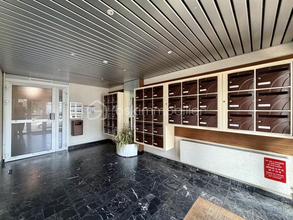 Un appartement fonctionnel offrant de beaux volumes, de nombreux rangements et un cadre de vie pratique au quotidien.

Situé au 2ᵉ étage avec ascenseur d’une résidence entretenue datant de 1973, cet appartement T3 de 67,36 m² bénéficie d’une situation pratique, à proximité du Super U Corgnac, du Parc des Sports, des commerces, des établissements scolaires et des transports en commun.

La résidence dispose d’un gardien, contribuant au bon entretien des parties communes et au confort des occupants.

L’appartement se distingue par une distribution agréable, une belle luminosité et des prestations recherchées.
Il se compose de :

- Une entrée avec accès à une buanderie indépendante
- Un WC séparé
- Une salle d’eau
- Un dégagement avec de grands placards offrant une belle capacité de rangement
- Une pièce de vie lumineuse ouvrant sur un balcon avec vue dégagée
- Une cuisine indépendante aménagée et équipée
- Deux chambres avec placards intégrés


Les atouts du bien :

✓ Appartement lumineux avec balcon
✓ Vue dégagée
✓ Résidence avec ascenseur et gardien
✓ Cave privative
✓ Double vitrage
✓ DPE classé C
✓ Chauffage collectif au gaz
✓ Nombreux rangements
✓ Charges maîtrisées
✓ Proximité des commerces, écoles et transports


Grâce à son agencement fonctionnel, ses équipements et son bon niveau de confort, cet appartement représente une opportunité intéressante aussi bien pour une résidence principale que pour un investissement locatif.

Un bien à découvrir pour apprécier ses volumes, sa luminosité et les nombreux avantages qu’il propose au quotidien.