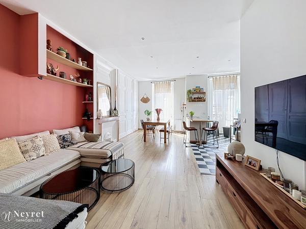 OULLINS CENTRE – T3 73 m² – CHARME DE L’ANCIEN – MÉTRO À 5 MIN Situé en plein centre d’Oullins, dans une petite copropriété calme et bien entretenue, découvrez ce T3 de 73 m² au 1er étage d’un immeuble ancien de caractère .