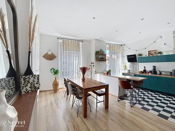 OULLINS CENTRE – T3 73 m² – CHARME DE L’ANCIEN – MÉTRO À 5 MIN Situé en plein centre d’Oullins, dans une petite copropriété calme et bien entretenue, découvrez ce T3 de 73 m² au 1er étage d’un immeuble ancien de caractère .