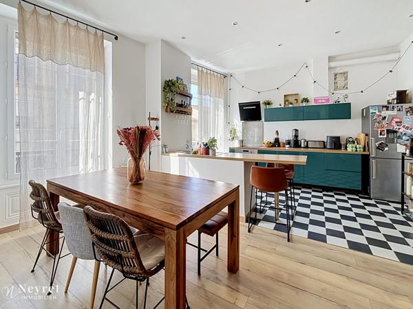 OULLINS CENTRE – T3 73 m² – CHARME DE L’ANCIEN – MÉTRO À 5 MIN Situé en plein centre d’Oullins, dans une petite copropriété calme et bien entretenue, découvrez ce T3 de 73 m² au 1er étage d’un immeuble ancien de caractère .