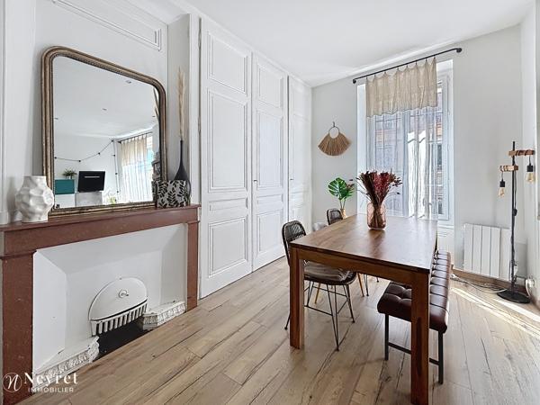 OULLINS CENTRE – T3 73 m² – CHARME DE L’ANCIEN – MÉTRO À 5 MIN Situé en plein centre d’Oullins, dans une petite copropriété calme et bien entretenue, découvrez ce T3 de 73 m² au 1er étage d’un immeuble ancien de caractère .