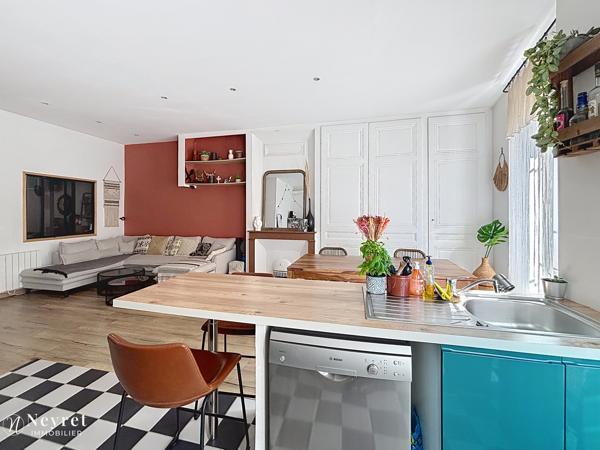 OULLINS CENTRE – T3 73 m² – CHARME DE L’ANCIEN – MÉTRO À 5 MIN Situé en plein centre d’Oullins, dans une petite copropriété calme et bien entretenue, découvrez ce T3 de 73 m² au 1er étage d’un immeuble ancien de caractère .