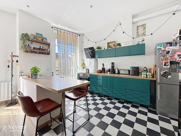 OULLINS CENTRE – T3 73 m² – CHARME DE L’ANCIEN – MÉTRO À 5 MIN Situé en plein centre d’Oullins, dans une petite copropriété calme et bien entretenue, découvrez ce T3 de 73 m² au 1er étage d’un immeuble ancien de caractère .
