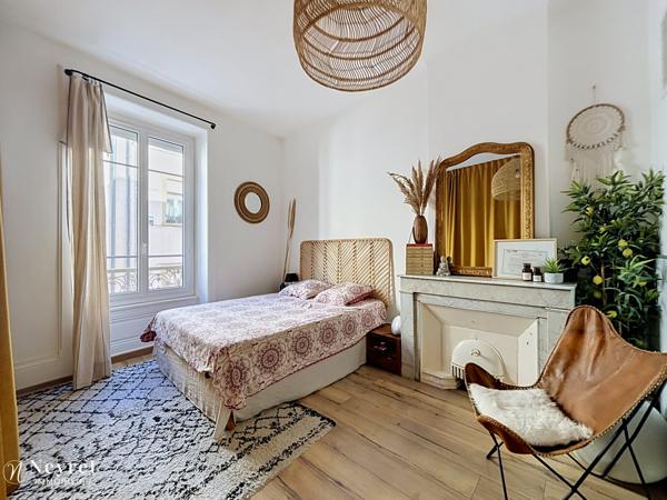 OULLINS CENTRE – T3 73 m² – CHARME DE L’ANCIEN – MÉTRO À 5 MIN Situé en plein centre d’Oullins, dans une petite copropriété calme et bien entretenue, découvrez ce T3 de 73 m² au 1er étage d’un immeuble ancien de caractère .