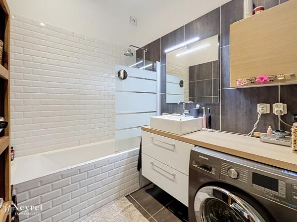 OULLINS CENTRE – T3 73 m² – CHARME DE L’ANCIEN – MÉTRO À 5 MIN Situé en plein centre d’Oullins, dans une petite copropriété calme et bien entretenue, découvrez ce T3 de 73 m² au 1er étage d’un immeuble ancien de caractère .