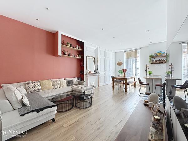OULLINS CENTRE – T3 73 m² – CHARME DE L’ANCIEN – MÉTRO À 5 MIN Situé en plein centre d’Oullins, dans une petite copropriété calme et bien entretenue, découvrez ce T3 de 73 m² au 1er étage d’un immeuble ancien de caractère .