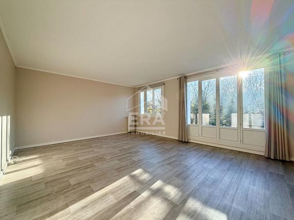 Appartement 4 pièces traversant avec balcon, cave et parking à Sèvres Rive Gauche