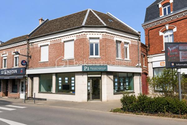 On dit souvent qu'en immobilier, tout est une question d'emplacement.

Alors ici, difficile de faire mieux !

Face à la mairie d'Albert, sur l'incontournable Place Émile Leturcq, cet immeuble de rapport bénéficie d'une adresse que chacun connaît et d'une visibilité que peu de biens peuvent revendiquer.

D'environ 165 m²,il profite d'une visibilité exceptionnelle au cœur de la ville, à deux pas des commerces, services, et animations qui font vivre le centre-ville d'ALBERT tout au long de l'année.

Aujourd'hui entièrement loué, il génère des revenus immédiats grâce à son local commercial avec vitrine en rez-de-chaussée et une partie habitation exploitée en colocation.

Un emplacement que tout le monde connaît. Un immeuble qui travaille déjà. Et un potentiel que les investisseurs les plus attentifs sauront apprécier.

Que vous recherchiez un placement patrimonial, un actif générant des revenus dès l'acquisition ou un immeuble à valoriser dans le temps, cette adresse mérite toute votre attention.

Revenus locatifs annuels CC 23400 €
+ prise en charge de la moitié de la taxe foncière dans le bail commercial.

Informations complémentaires sur demande.