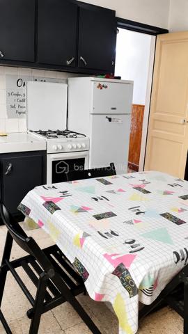 On dit souvent qu'en immobilier, tout est une question d'emplacement.

Alors ici, difficile de faire mieux !

Face à la mairie d'Albert, sur l'incontournable Place Émile Leturcq, cet immeuble de rapport bénéficie d'une adresse que chacun connaît et d'une visibilité que peu de biens peuvent revendiquer.

D'environ 165 m²,il profite d'une visibilité exceptionnelle au cœur de la ville, à deux pas des commerces, services, et animations qui font vivre le centre-ville d'ALBERT tout au long de l'année.

Aujourd'hui entièrement loué, il génère des revenus immédiats grâce à son local commercial avec vitrine en rez-de-chaussée et une partie habitation exploitée en colocation.

Un emplacement que tout le monde connaît. Un immeuble qui travaille déjà. Et un potentiel que les investisseurs les plus attentifs sauront apprécier.

Que vous recherchiez un placement patrimonial, un actif générant des revenus dès l'acquisition ou un immeuble à valoriser dans le temps, cette adresse mérite toute votre attention.

Revenus locatifs annuels CC 23400 €
+ prise en charge de la moitié de la taxe foncière dans le bail commercial.

Informations complémentaires sur demande.
