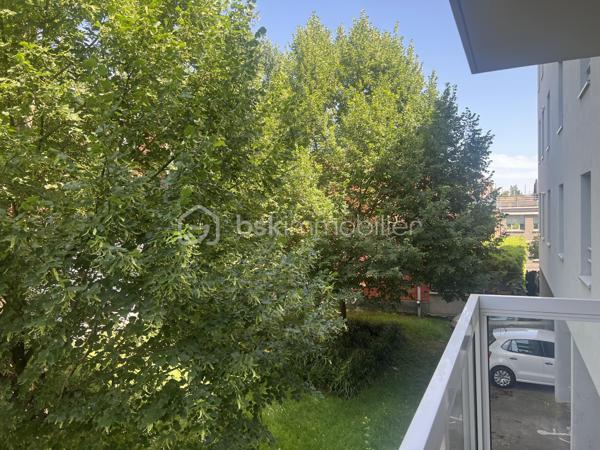 Nouveau Roubaix, appartement T3 lumineux avec balcon et deux places de parking 
Découvrez cet agréable appartement T3  (DPE "C") situé dans le secteur recherché du Nouveau Roubaix, au 1er étage d’une résidence récente et sécurisée avec ascenseur.
Baigné de lumière, il se compose d’un séjour spacieux ouvrant sur un balcon, d’une cuisine ouverte sur la pièce de vie, de deux chambres confortables ainsi que d’une salle de douche fonctionnelle.
Un véritable atout : l’appartement est vendu avec deux places de parking privatives, offrant un confort appréciable au quotidien.
Idéalement situé, dans le secteur de l’hôpital Victor Provo,  les écoles, commerces et transports en commun sont également accessibles rapidement.
Venez vite découvrir cet appartement !!!!!