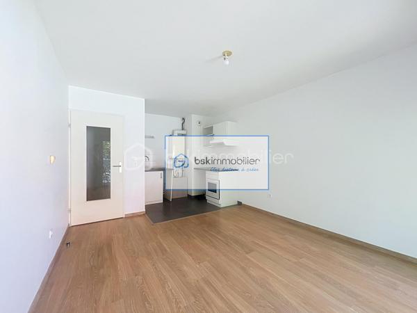 Nouveau Roubaix, appartement T3 lumineux avec balcon et deux places de parking 
Découvrez cet agréable appartement T3  (DPE "C") situé dans le secteur recherché du Nouveau Roubaix, au 1er étage d’une résidence récente et sécurisée avec ascenseur.
Baigné de lumière, il se compose d’un séjour spacieux ouvrant sur un balcon, d’une cuisine ouverte sur la pièce de vie, de deux chambres confortables ainsi que d’une salle de douche fonctionnelle.
Un véritable atout : l’appartement est vendu avec deux places de parking privatives, offrant un confort appréciable au quotidien.
Idéalement situé, dans le secteur de l’hôpital Victor Provo,  les écoles, commerces et transports en commun sont également accessibles rapidement.
Venez vite découvrir cet appartement !!!!!