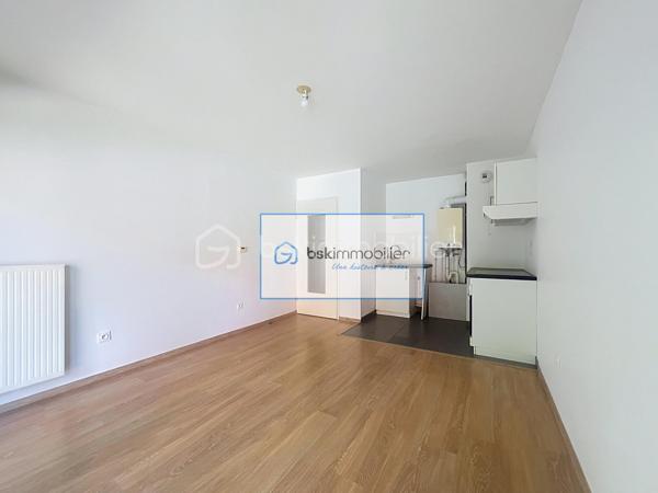 Nouveau Roubaix, appartement T3 lumineux avec balcon et deux places de parking 
Découvrez cet agréable appartement T3  (DPE "C") situé dans le secteur recherché du Nouveau Roubaix, au 1er étage d’une résidence récente et sécurisée avec ascenseur.
Baigné de lumière, il se compose d’un séjour spacieux ouvrant sur un balcon, d’une cuisine ouverte sur la pièce de vie, de deux chambres confortables ainsi que d’une salle de douche fonctionnelle.
Un véritable atout : l’appartement est vendu avec deux places de parking privatives, offrant un confort appréciable au quotidien.
Idéalement situé, dans le secteur de l’hôpital Victor Provo,  les écoles, commerces et transports en commun sont également accessibles rapidement.
Venez vite découvrir cet appartement !!!!!