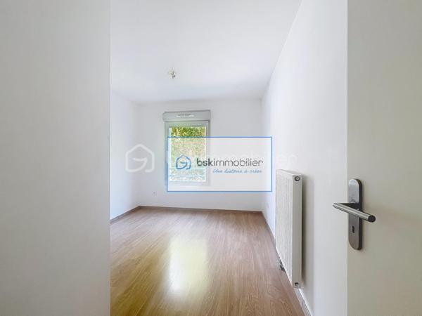 Nouveau Roubaix, appartement T3 lumineux avec balcon et deux places de parking 
Découvrez cet agréable appartement T3  (DPE "C") situé dans le secteur recherché du Nouveau Roubaix, au 1er étage d’une résidence récente et sécurisée avec ascenseur.
Baigné de lumière, il se compose d’un séjour spacieux ouvrant sur un balcon, d’une cuisine ouverte sur la pièce de vie, de deux chambres confortables ainsi que d’une salle de douche fonctionnelle.
Un véritable atout : l’appartement est vendu avec deux places de parking privatives, offrant un confort appréciable au quotidien.
Idéalement situé, dans le secteur de l’hôpital Victor Provo,  les écoles, commerces et transports en commun sont également accessibles rapidement.
Venez vite découvrir cet appartement !!!!!