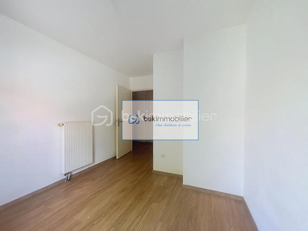 Nouveau Roubaix, appartement T3 lumineux avec balcon et deux places de parking 
Découvrez cet agréable appartement T3  (DPE "C") situé dans le secteur recherché du Nouveau Roubaix, au 1er étage d’une résidence récente et sécurisée avec ascenseur.
Baigné de lumière, il se compose d’un séjour spacieux ouvrant sur un balcon, d’une cuisine ouverte sur la pièce de vie, de deux chambres confortables ainsi que d’une salle de douche fonctionnelle.
Un véritable atout : l’appartement est vendu avec deux places de parking privatives, offrant un confort appréciable au quotidien.
Idéalement situé, dans le secteur de l’hôpital Victor Provo,  les écoles, commerces et transports en commun sont également accessibles rapidement.
Venez vite découvrir cet appartement !!!!!
