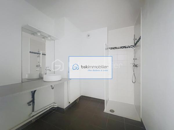 Nouveau Roubaix, appartement T3 lumineux avec balcon et deux places de parking 
Découvrez cet agréable appartement T3  (DPE "C") situé dans le secteur recherché du Nouveau Roubaix, au 1er étage d’une résidence récente et sécurisée avec ascenseur.
Baigné de lumière, il se compose d’un séjour spacieux ouvrant sur un balcon, d’une cuisine ouverte sur la pièce de vie, de deux chambres confortables ainsi que d’une salle de douche fonctionnelle.
Un véritable atout : l’appartement est vendu avec deux places de parking privatives, offrant un confort appréciable au quotidien.
Idéalement situé, dans le secteur de l’hôpital Victor Provo,  les écoles, commerces et transports en commun sont également accessibles rapidement.
Venez vite découvrir cet appartement !!!!!