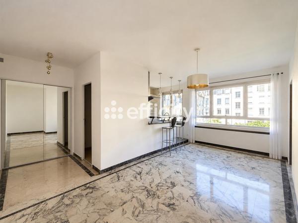 Appartement
         2 pièces
        - 44 m² 250 000 € *