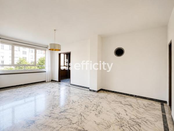 Appartement
         2 pièces
        - 44 m² 250 000 € *