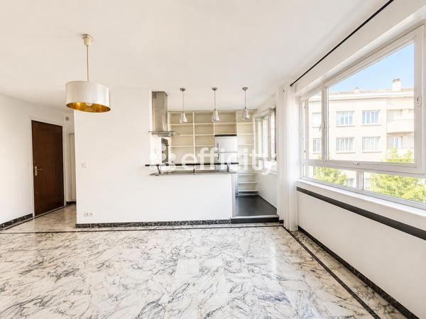 Appartement
         2 pièces
        - 44 m² 250 000 € *