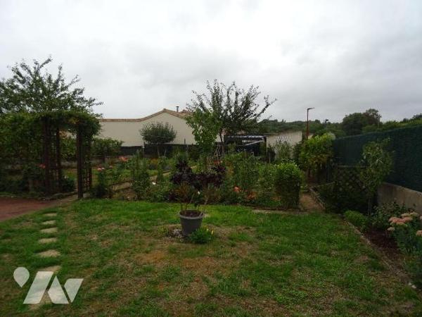 Chauvigny, à proximité des commerces et services, Maison habitable de plain-pied d'environ 108 ...