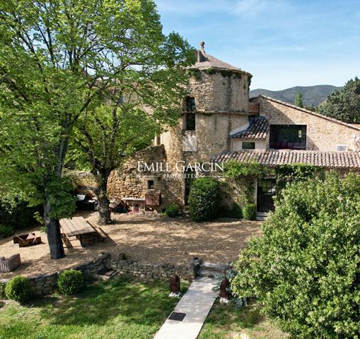 A vendre - Pigeonnier du XVIIe siècle - Sud Luberon - 1,9 hectare de jardin et prairies