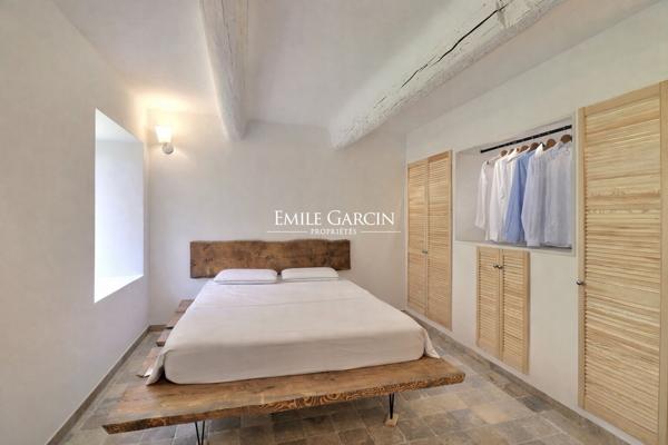 A vendre - Pigeonnier du XVIIe siècle - Sud Luberon - 1,9 hectare de jardin et prairies