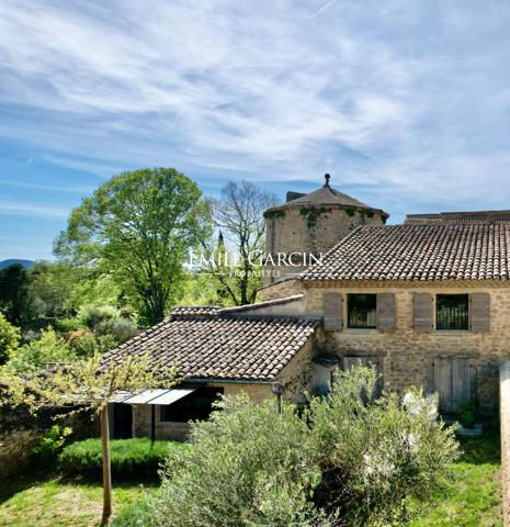 A vendre - Pigeonnier du XVIIe siècle - Sud Luberon - 1,9 hectare de jardin et prairies