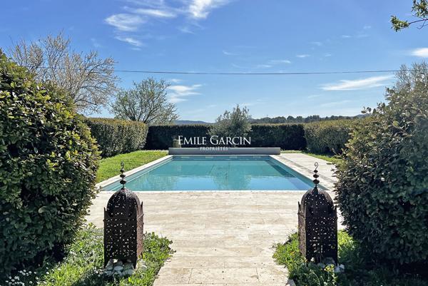 A vendre - Pigeonnier du XVIIe siècle - Sud Luberon - 1,9 hectare de jardin et prairies