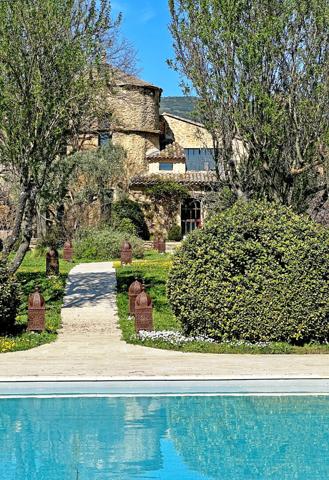A vendre - Pigeonnier du XVIIe siècle - Sud Luberon - 1,9 hectare de jardin et prairies