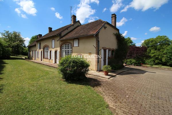 À vendre- Longère familiale - Bourgogne-Saint-Fargeau-89170- 8 ch et dépendance cadre exceptionnel  8900 m2