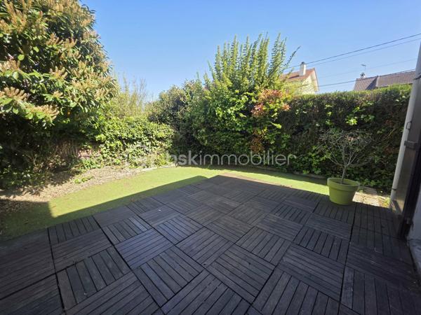 Venez découvrir, cette jolie maison de 92,50 m² très bien agencée. Chaleureuse et bien entretenue, elle se compose d'une entrée, une cuisine aménagée, un salon séjour, un wc.
A l'étage, un palier desservant 4 grandes chambres dont une suite parentale avec baignoire, puis une autre salle de bain avec wc.
Un garage complète ce bien.
Pour finir un petit jardin très coquet sans vis à vis.
Climatisation.
Charges ASL à seulement 100 euros par an.

Zone non inondable !
Ecoles, commerces et bus à proximité.
A4 et VPN accessible rapidement.