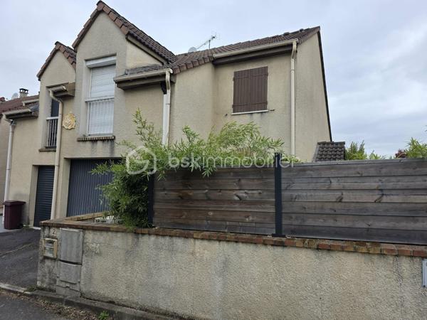 Venez découvrir, cette jolie maison de 92,50 m² très bien agencée. Chaleureuse et bien entretenue, elle se compose d'une entrée, une cuisine aménagée, un salon séjour, un wc.
A l'étage, un palier desservant 4 grandes chambres dont une suite parentale avec baignoire, puis une autre salle de bain avec wc.
Un garage complète ce bien.
Pour finir un petit jardin très coquet sans vis à vis.
Climatisation.
Charges ASL à seulement 100 euros par an.

Zone non inondable !
Ecoles, commerces et bus à proximité.
A4 et VPN accessible rapidement.
