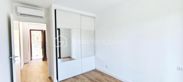 Baisse de prix… ! Corse - Rive sud d’Ajaccio à Pietrosella- Résidence ORZIOLO 2. Appartement neuf T3 de 71 m2 + terrasse loggia de 10 m2, situé à 3 km de la mer. et proche des commerces !

Ventes Corse Rive sud d’Ajaccio à Pietrosella- BSK Immobilier vous propose dans une résidence de standing de 6 logements à usage d’habitation idéalement situé, à 3 km de la mer et proche des commerces et disposant d’une jolie vue dégagée sur le maquis Corse.

Lot A03 Un appartement neuf de type T3 de 71 m2 + terrasse loggia de 10 m2, situé au premier étage, localisation façade à gauche.
Ce logement offre tout le confort, il comprend une pièce de vie permettant d’accueillir un salon et séjour spacieux et une cuisine ouverte aménagée, deux chambres, une salle d’eau, un WC séparé et une buanderie. Une loggia de 10 m2 offre un réel  confort supplémentaire.

Équipements intérieurs de qualité fournis : Chauffage - climatisation, ballon thermodynamique, volets roulants alu électriques, grandes douches avec parois vitrées et WC suspendus. Les menuiseries extérieures sont en alu et en double vitrage, les baies vitrées font entre 3 et 4 mètres avec une hauteur de 2.25m ce qui offre une belle luminosité dans les pièces.

En conclusion cette configuration représente un espace habitable privilégié de 71 m2 disposant d’une terrasse loggia de 10 m2 sont un véritable atout.
Chaque logement dispose de deux places de stationnement privative à l’air libre.

Situé, à 3 km de la plage de Pietrosella et proche des commerces ; Pharmacies, alimentations, poste, tabac/presse à moins de 5 km .. et à 30 minutes de l’Aéroport d’Ajaccio Napoléon Bonaparte.

Dans le cadre des visites il vous sera demandé la présentation d'une pièce d’identité à chaque visiteur majeur, conformément à l’article L.561-5 du Code monétaire et financier. 

VENTE Corse Rive sud d’Ajaccio à Pietrosella- Lot A03 résidence ORZIOLO 2.
Appartement T3 neuf de 71m2 + terrasse loggia de 10 m2; Prix 339 000 euros, honoraires charge vendeur inclus - réf. 194644 BSK Immobilier - DOMINIQUE LARROCHE – 06 28 04 74 47 - Agent Commercial - RSAC N° 378 428 684 - Ville du greffe : AJACCIO -