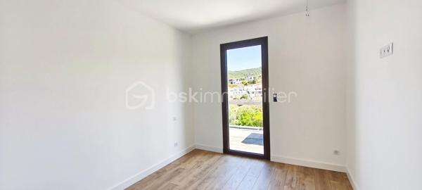Baisse de prix… ! Corse - Rive sud d’Ajaccio à Pietrosella- Résidence ORZIOLO 2. Appartement neuf T3 de 71 m2 + terrasse loggia de 10 m2, situé à 3 km de la mer. et proche des commerces !

Ventes Corse Rive sud d’Ajaccio à Pietrosella- BSK Immobilier vous propose dans une résidence de standing de 6 logements à usage d’habitation idéalement situé, à 3 km de la mer et proche des commerces et disposant d’une jolie vue dégagée sur le maquis Corse.

Lot A03 Un appartement neuf de type T3 de 71 m2 + terrasse loggia de 10 m2, situé au premier étage, localisation façade à gauche.
Ce logement offre tout le confort, il comprend une pièce de vie permettant d’accueillir un salon et séjour spacieux et une cuisine ouverte aménagée, deux chambres, une salle d’eau, un WC séparé et une buanderie. Une loggia de 10 m2 offre un réel  confort supplémentaire.

Équipements intérieurs de qualité fournis : Chauffage - climatisation, ballon thermodynamique, volets roulants alu électriques, grandes douches avec parois vitrées et WC suspendus. Les menuiseries extérieures sont en alu et en double vitrage, les baies vitrées font entre 3 et 4 mètres avec une hauteur de 2.25m ce qui offre une belle luminosité dans les pièces.

En conclusion cette configuration représente un espace habitable privilégié de 71 m2 disposant d’une terrasse loggia de 10 m2 sont un véritable atout.
Chaque logement dispose de deux places de stationnement privative à l’air libre.

Situé, à 3 km de la plage de Pietrosella et proche des commerces ; Pharmacies, alimentations, poste, tabac/presse à moins de 5 km .. et à 30 minutes de l’Aéroport d’Ajaccio Napoléon Bonaparte.

Dans le cadre des visites il vous sera demandé la présentation d'une pièce d’identité à chaque visiteur majeur, conformément à l’article L.561-5 du Code monétaire et financier. 

VENTE Corse Rive sud d’Ajaccio à Pietrosella- Lot A03 résidence ORZIOLO 2.
Appartement T3 neuf de 71m2 + terrasse loggia de 10 m2; Prix 339 000 euros, honoraires charge vendeur inclus - réf. 194644 BSK Immobilier - DOMINIQUE LARROCHE – 06 28 04 74 47 - Agent Commercial - RSAC N° 378 428 684 - Ville du greffe : AJACCIO -