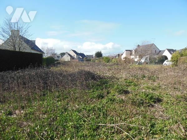 Un terrain à bâtir non viabilisé.