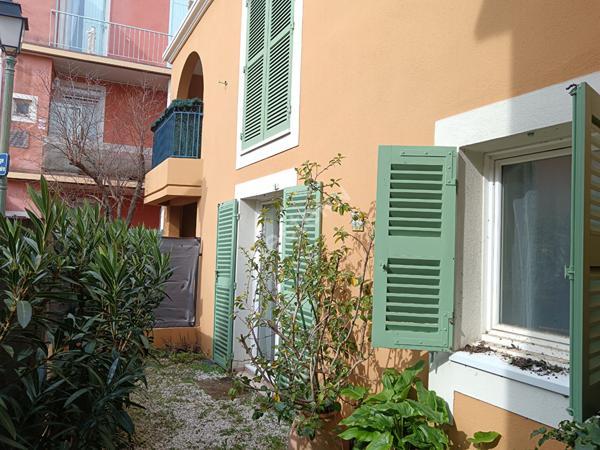 Sanary appartement en Rez de jardin type 3 de 82 m², terrasse, jardinet et place de stationnement.