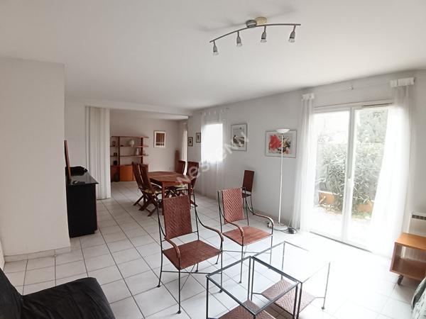 Sanary appartement en Rez de jardin type 3 de 82 m², terrasse, jardinet et place de stationnement.