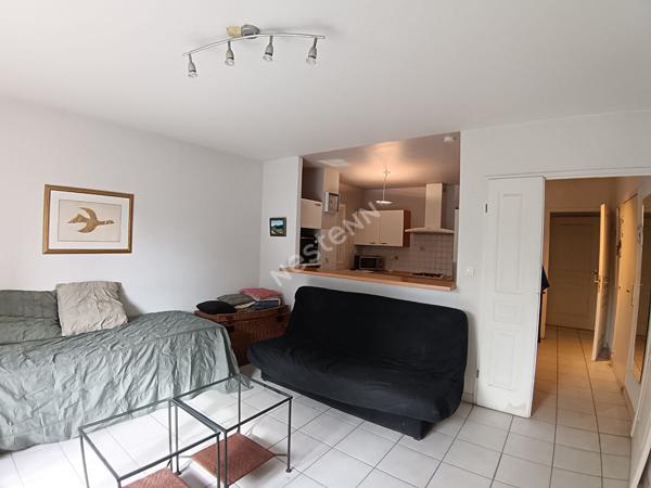 Sanary appartement en Rez de jardin type 3 de 82 m², terrasse, jardinet et place de stationnement.