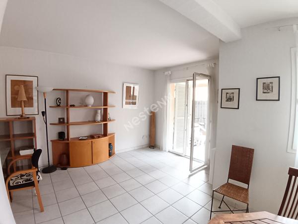 Sanary appartement en Rez de jardin type 3 de 82 m², terrasse, jardinet et place de stationnement.