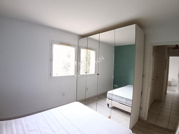 Sanary appartement en Rez de jardin type 3 de 82 m², terrasse, jardinet et place de stationnement.