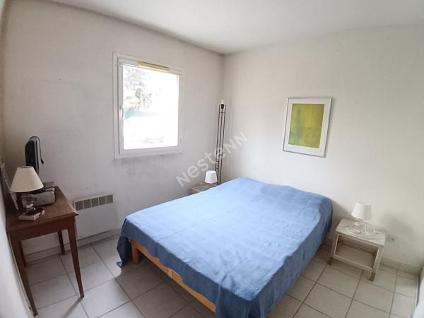 Sanary appartement en Rez de jardin type 3 de 82 m², terrasse, jardinet et place de stationnement.