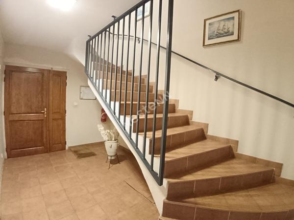 Sanary appartement en Rez de jardin type 3 de 82 m², terrasse, jardinet et place de stationnement.