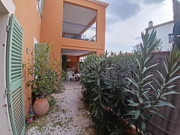 Sanary appartement en Rez de jardin type 3 de 82 m², terrasse, jardinet et place de stationnement.