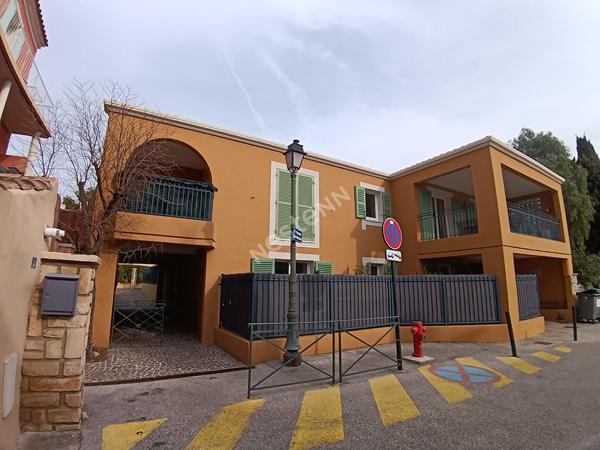 Sanary appartement en Rez de jardin type 3 de 82 m², terrasse, jardinet et place de stationnement.