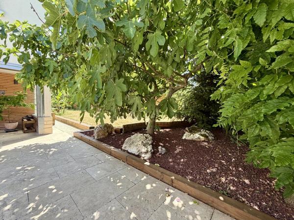 Vente                                                      Maison de village
                        
                     5 pièces                      160 m2                     à Moret-Loing-Et-Orvanne