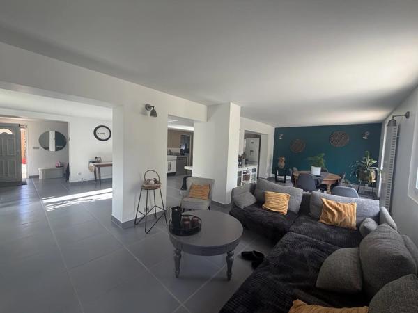 Vente                                                      Maison de village
                        
                     5 pièces                      160 m2                     à Moret-Loing-Et-Orvanne