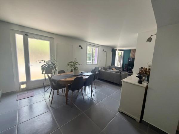 Vente                                                      Maison de village
                        
                     5 pièces                      160 m2                     à Moret-Loing-Et-Orvanne