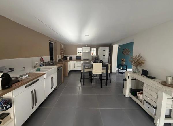 Vente                                                      Maison de village
                        
                     5 pièces                      160 m2                     à Moret-Loing-Et-Orvanne